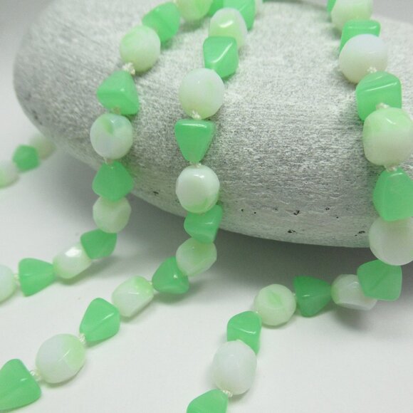 Uranium glass bead necklace - Picture 6 of 11
